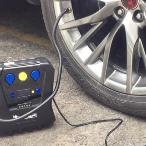 Dùng bơm lốp ô tô mini điện sai cách khiến ô tô nhanh hỏng
