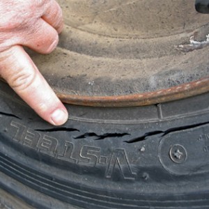 Cảnh những dấu hiệu lốp ô tô bị lão hóa nguy cơ lớn gây tai nạn