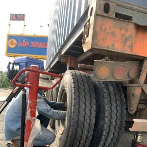 Hướng dẫn cách thay lốp xe tải đơn giản - nhanh chóng