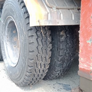 Khi xe ô tô tải - container nổ lốp bất ngờ phải xử lý thế nào?