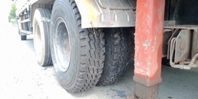 Khi xe ô tô tải - container nổ lốp bất ngờ phải xử lý thế nào?