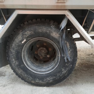 Tại sao bó dây chun lại được treo gần lốp xe tải?