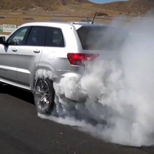 Xe ô tô xả khói trắng báo hiệu điều gì?