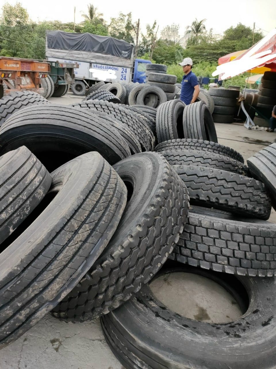 Những người mổ lốp ôtô ở Quảng Ngãi