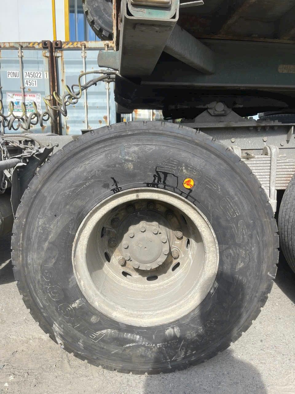 áp suất lốp container tiêu chuẩn