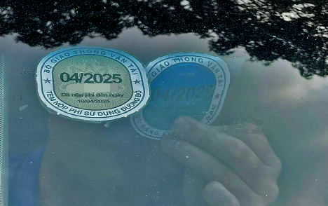 Bỏ dán tem thu phí đường bộ trên kính ô tô khi đăng kiểm