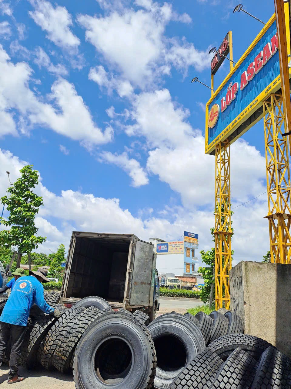 lốp xe tải cũ - mới giá rẻ tại Bình Dương