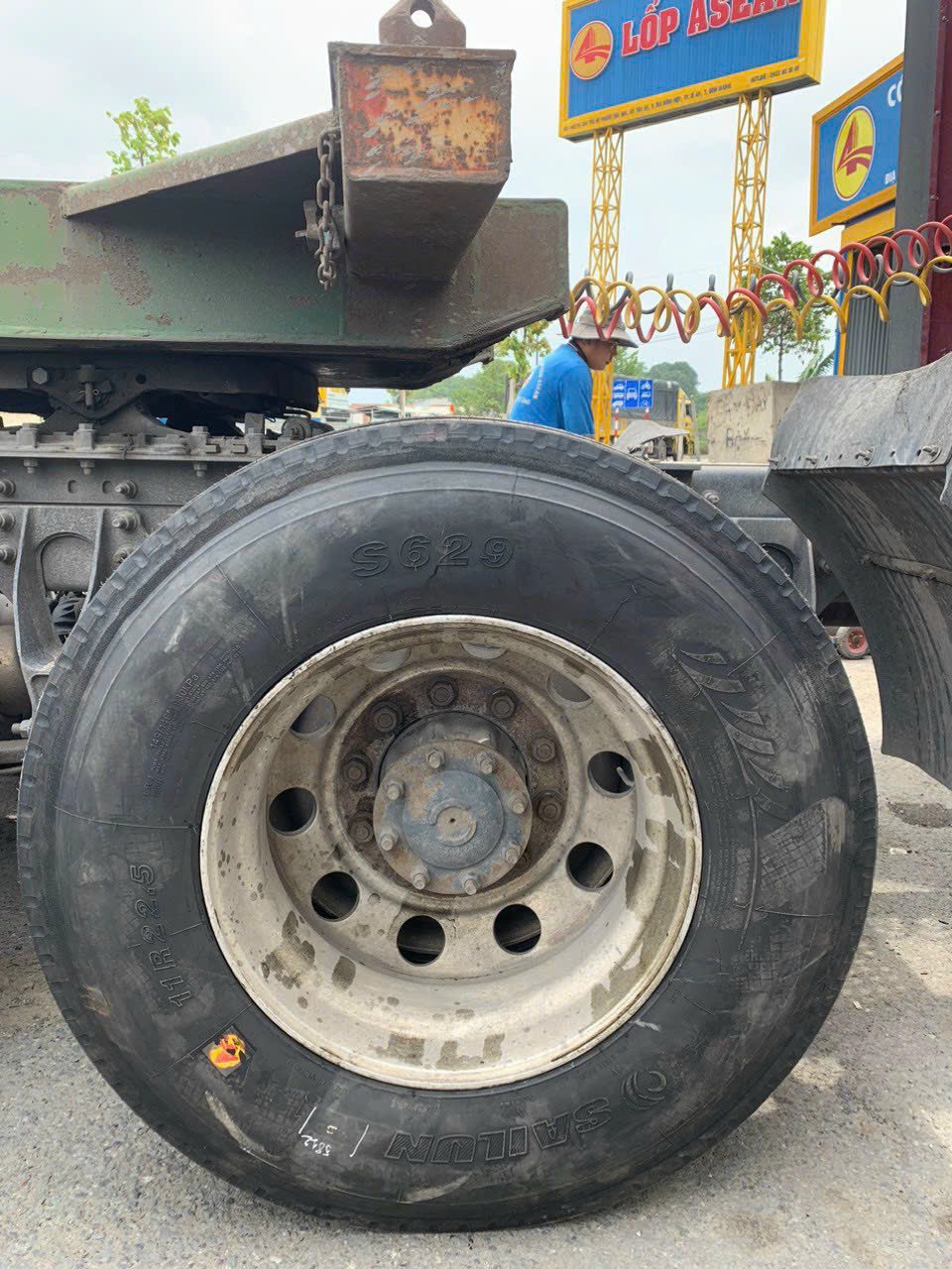 áp suất lốp container tiêu chuẩn