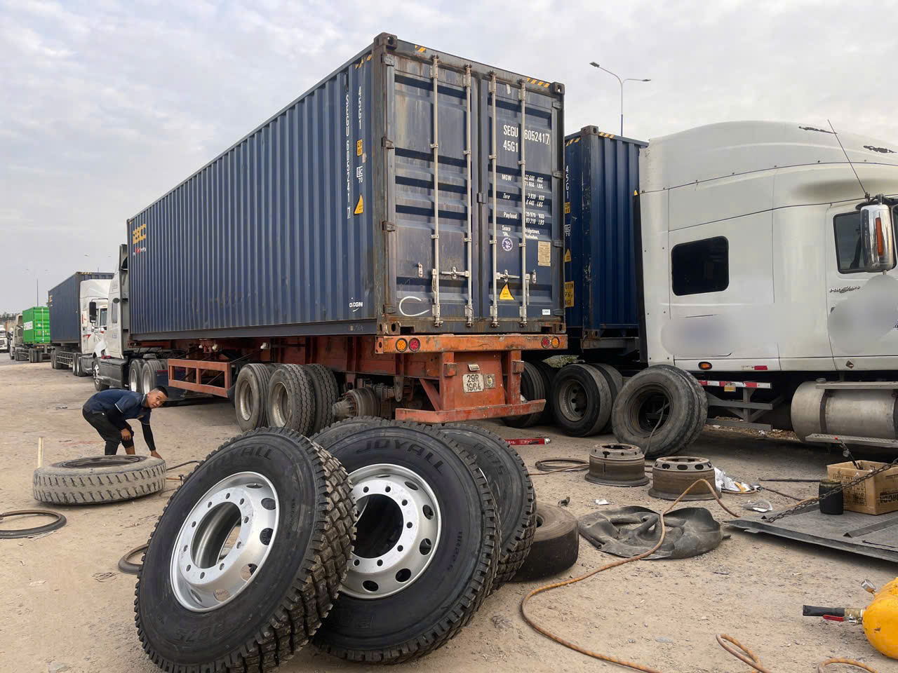 đơn vị thay lốp xe container uy tín Bình Dương - TPHCM