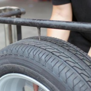 Tráng keo lốp ô tô chống đinh có thật sự hữu ích?