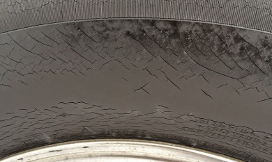 Cần thay lốp xe ngay khi có hiện tượng mục rữa khô