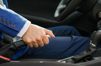 Có nên cài thắng tay khi đậu xe số tự động?