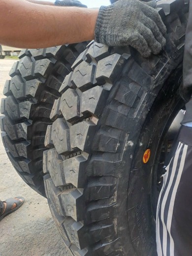 Có nên sử dụng lốp dán xe tải không