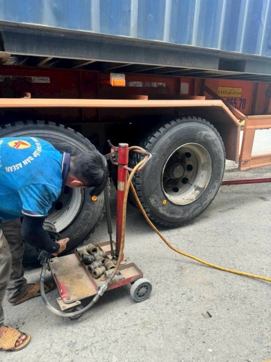 Container - rơ mooc nên chạy lốp loại nào