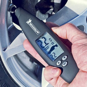Lốp xe ô tô bơm bao nhiêu cân?