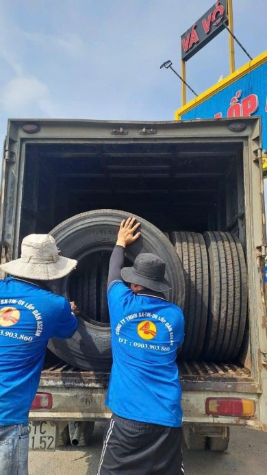 So sánh lốp dán và lốp mới xe tải