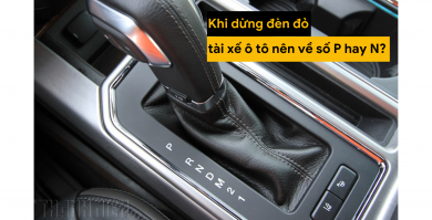 Về số N hay để số D đạp phanh khi dừng đèn đỏ khi đi xe số tự động?